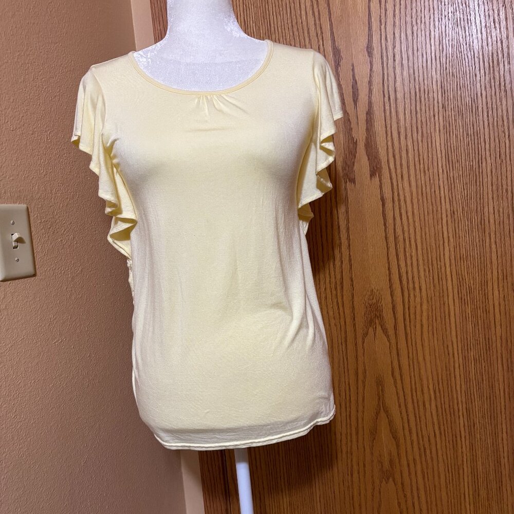 Donating to Goodwill) Matilda jane ladies golden yellow top sz. 16